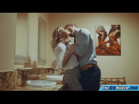❤️ Kiam belplena blondulo delogas vin en publika necesejo ❌ Porno ĉe eo.milfnut-net.ru